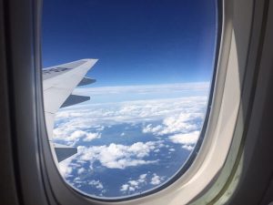 飛行機から空を見下ろす